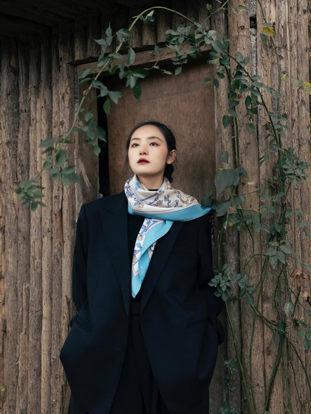 Khăn lụa họa tiết biến tấu đầy sức hút cho các quý cô- Ảnh 6.