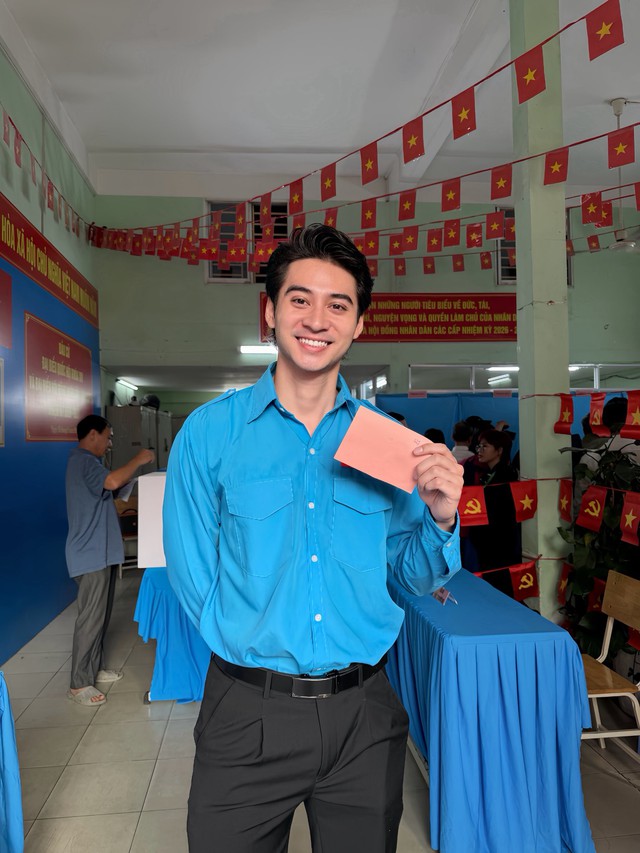 Quyền Linh, Phương Mỹ Chi… cùng dàn sao Việt háo hức đi bầu cử- Ảnh 11. Quyền Linh, Phương Mỹ Chi… cùng dàn sao Việt háo hức đi bầu cử- Ảnh 11.