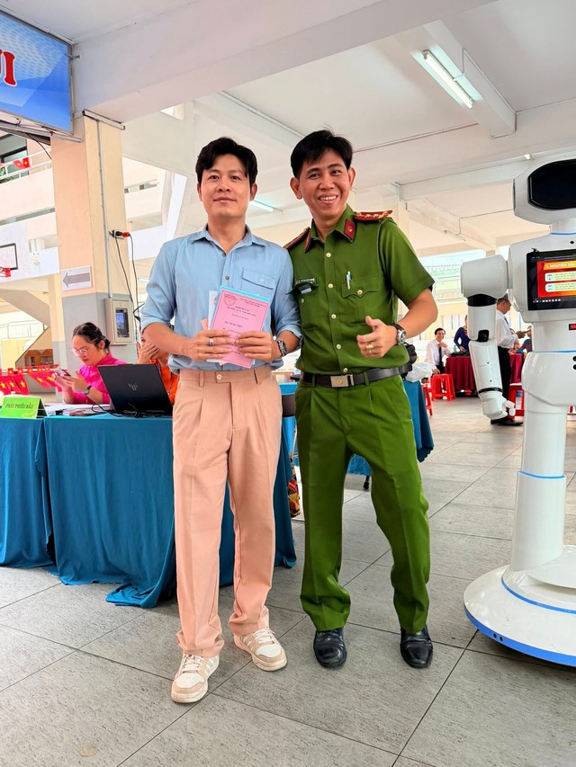 Quyền Linh, Phương Mỹ Chi… cùng dàn sao Việt háo hức đi bầu cử- Ảnh 10. Quyền Linh, Phương Mỹ Chi… cùng dàn sao Việt háo hức đi bầu cử- Ảnh 10.