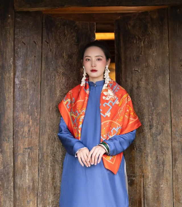 Khăn lụa họa tiết biến tấu đầy sức hút cho các quý cô- Ảnh 7.