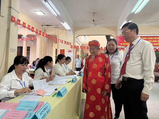 Ng&agrave;y hội bầu cử 2026: Cử tri n&ocirc; nức tham gia bầu cử tr&ecirc;n khắp cả nước - Ảnh 6.