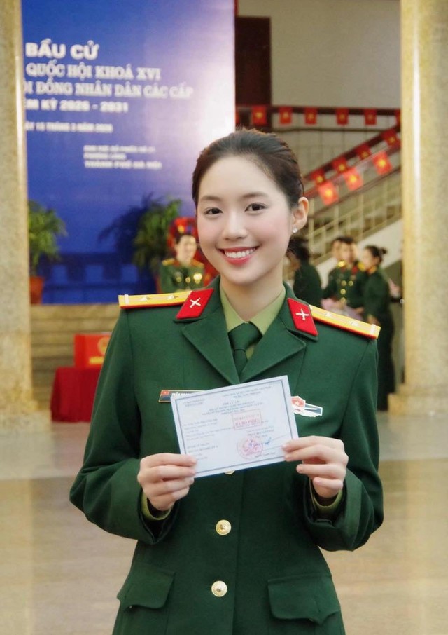 Quyền Linh, Phương Mỹ Chi… cùng dàn sao Việt háo hức đi bầu cử- Ảnh 8. Quyền Linh, Phương Mỹ Chi… cùng dàn sao Việt háo hức đi bầu cử- Ảnh 8.