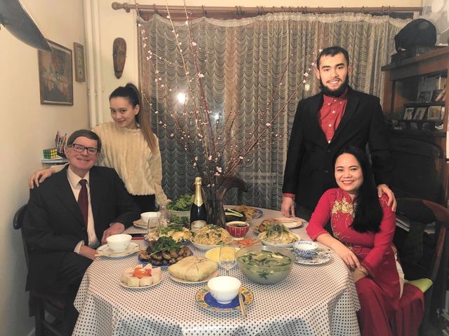 Nữ nh&agrave; văn kể chuyện qu&ecirc; hương - Ảnh 1.