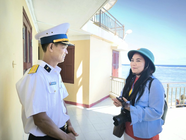 Nữ nh&agrave; văn kể chuyện qu&ecirc; hương - Ảnh 3.