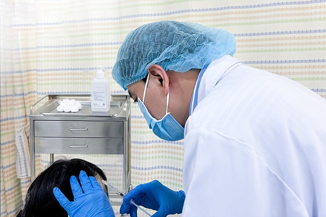 Nguyên nhân khiến thiếu nữ 16 tuổi rụng tóc từng mảng - Ảnh 1.