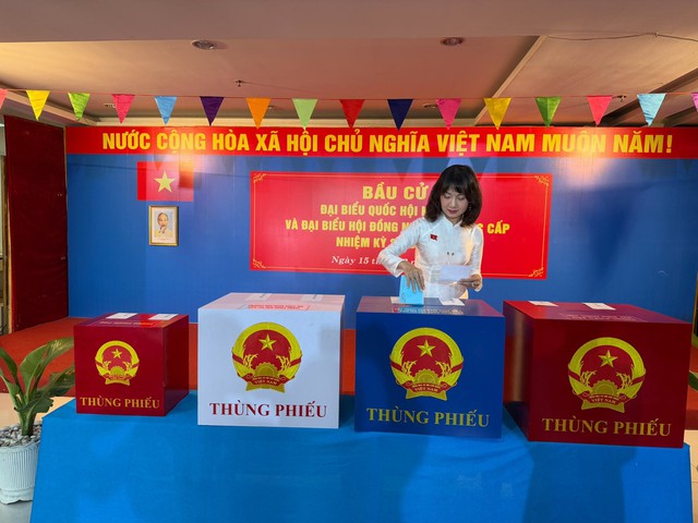 Quyền Linh, Phương Mỹ Chi… cùng dàn sao Việt háo hức đi bầu cử- Ảnh 2. Quyền Linh, Phương Mỹ Chi… cùng dàn sao Việt háo hức đi bầu cử- Ảnh 2.