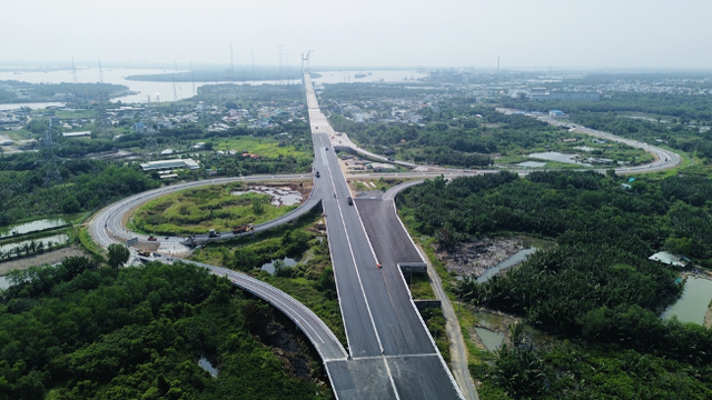 Từ b&agrave;i to&aacute;n gi&atilde;n d&acirc;n của H&agrave; Nội sang tương lai cửa ng&otilde; ph&iacute;a t&acirc;y TP.HCM- Ảnh 1.