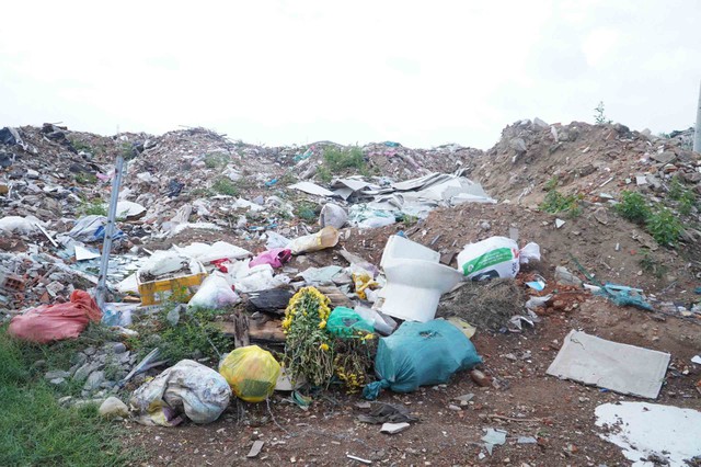 Bờ k&egrave; s&ocirc;ng Dinh biến th&agrave;nh b&atilde;i r&aacute;c v&igrave; nạn đổ trộm  - Ảnh 1.