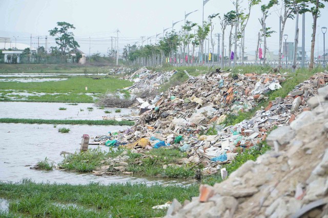 Bờ k&egrave; s&ocirc;ng Dinh biến th&agrave;nh b&atilde;i r&aacute;c v&igrave; nạn đổ trộm  - Ảnh 2.