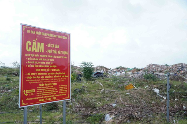 Bờ k&egrave; s&ocirc;ng Dinh biến th&agrave;nh b&atilde;i r&aacute;c v&igrave; nạn đổ trộm  - Ảnh 3.