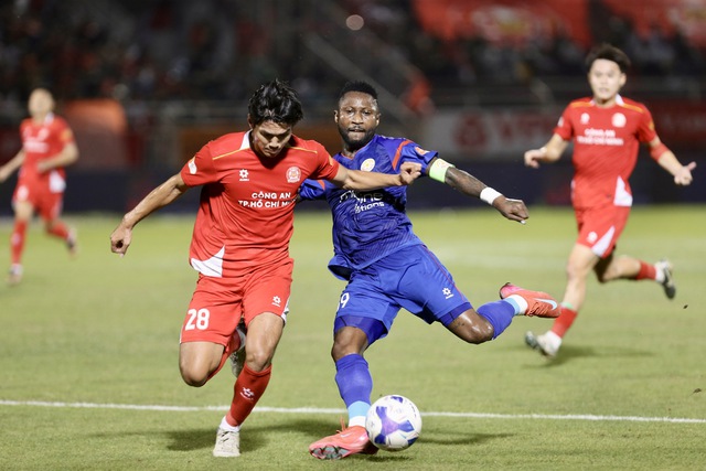  Khoa Ngô tỏa sáng, HLV Trần Tiến Đại ra mắt... buồn- Ảnh 1.