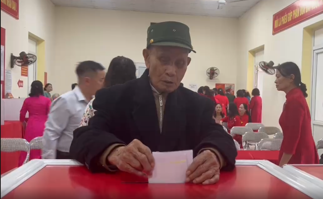 Xúc động hình ảnh những cử tri trăm tuổi đi bầu cử- Ảnh 2. Xúc động hình ảnh những cử tri trăm tuổi đi bầu cử- Ảnh 2.