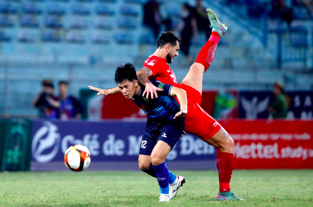 Văn Hậu v&agrave; Đ&igrave;nh Trọng sẽ được s&aacute;t c&aacute;nh trận Việt Nam đại chiến Malaysia: Nước cờ mới của thầy Kim?- Ảnh 2.