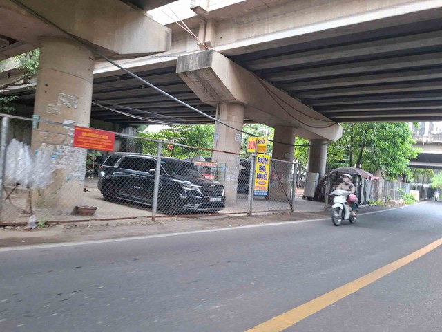 Gầm cầu bị chiếm dụng l&agrave;m nơi bu&ocirc;n b&aacute;n v&agrave; đậu &ocirc; t&ocirc;  - Ảnh 1.