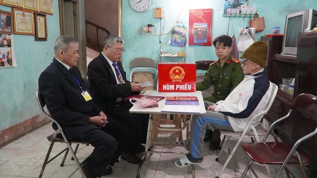 - Ảnh 1. Cụ ông 106 tuổi 16 lần đi bầu cử Quốc hội, bỏ phiếu đúng ngày sinh nhật - Ảnh 1.