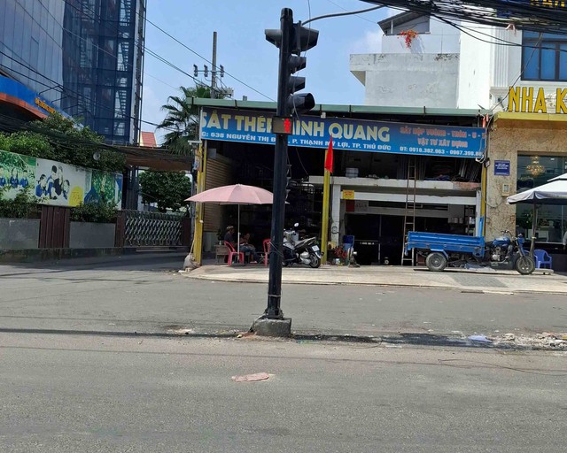 Trụ đ&egrave;n giao th&ocirc;ng giữa đường - Ảnh 1.