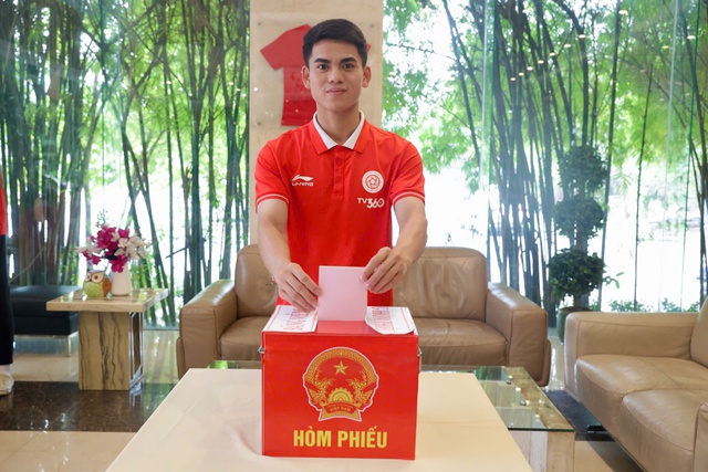 Khuất Văn Khang cùng Thể Công Viettel tham gia bầu cử, Công Phương háo hức lần đầu bỏ phiếu- Ảnh 3. Khuất Văn Khang cùng Thể Công Viettel tham gia bầu cử, Công Phương háo hức lần đầu bỏ phiếu- Ảnh 3.