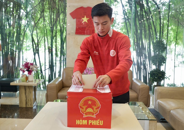 Khuất Văn Khang cùng Thể Công Viettel tham gia bầu cử, Công Phương háo hức lần đầu bỏ phiếu- Ảnh 4. Khuất Văn Khang cùng Thể Công Viettel tham gia bầu cử, Công Phương háo hức lần đầu bỏ phiếu- Ảnh 4.