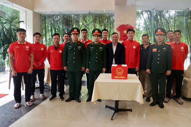 Khuất Văn Khang cùng Thể Công Viettel tham gia bầu cử, Công Phương háo hức lần đầu bỏ phiếu- Ảnh 1. Khuất Văn Khang cùng Thể Công Viettel tham gia bầu cử, Công Phương háo hức lần đầu bỏ phiếu- Ảnh 1.