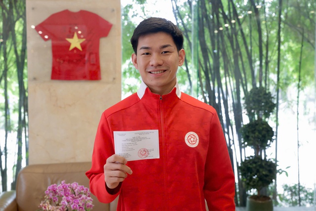 Khuất Văn Khang cùng Thể Công Viettel tham gia bầu cử, Công Phương háo hức lần đầu bỏ phiếu- Ảnh 2. Khuất Văn Khang cùng Thể Công Viettel tham gia bầu cử, Công Phương háo hức lần đầu bỏ phiếu- Ảnh 2.