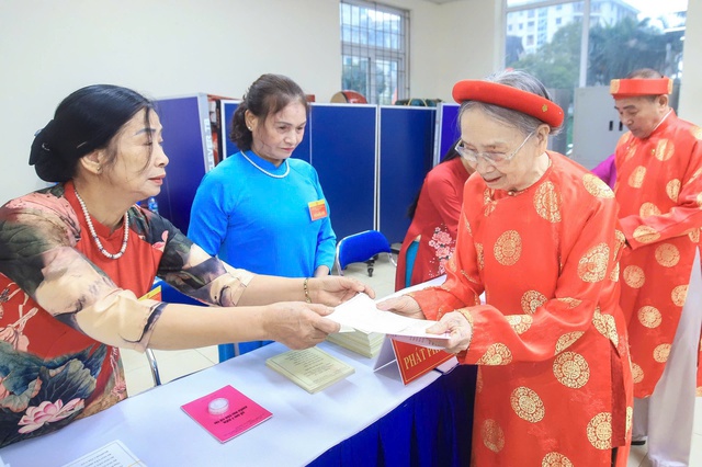 Xúc động hình ảnh những cử tri trăm tuổi đi bầu cử- Ảnh 9. Xúc động hình ảnh những cử tri trăm tuổi đi bầu cử- Ảnh 9.