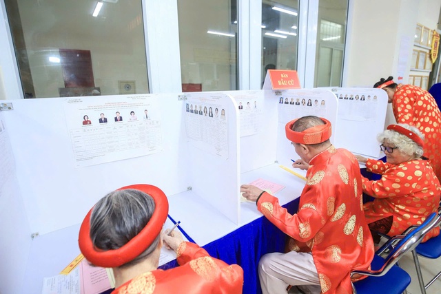 Xúc động hình ảnh những cử tri trăm tuổi đi bầu cử- Ảnh 8. Xúc động hình ảnh những cử tri trăm tuổi đi bầu cử- Ảnh 8.