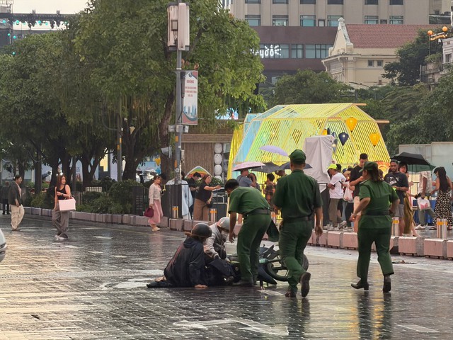 Trời mưa, nhiều xe trượt ngã trên phố đi bộ Nguyễn Huệ- Ảnh 2.