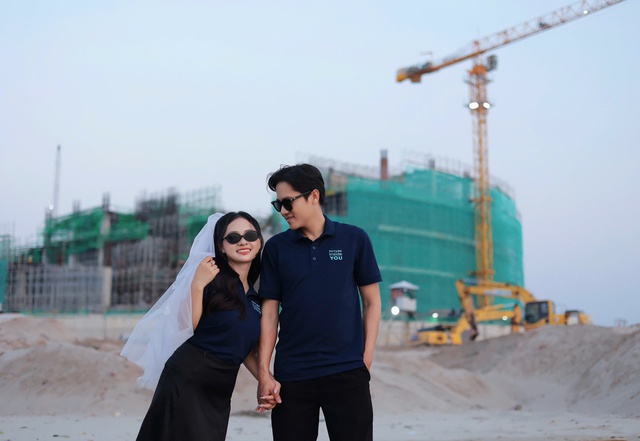 Ảnh cưới ở c&ocirc;ng trường g&acirc;y 'sốt': C&ocirc; g&aacute;i vượt 2.000 km về miền T&acirc;y l&agrave;m d&acirc;u - Ảnh 2.