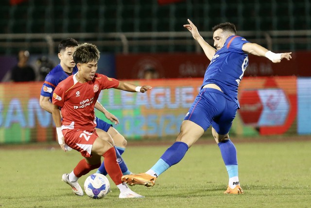 Cầu thủ Việt kiều nhỏ con gây sốt cho CĐV CLB CA TP.HCM và V-League - Ảnh 1. Cầu thủ Việt kiều nhỏ con gây sốt cho CĐV CLB CA TP.HCM và V-League - Ảnh 1.