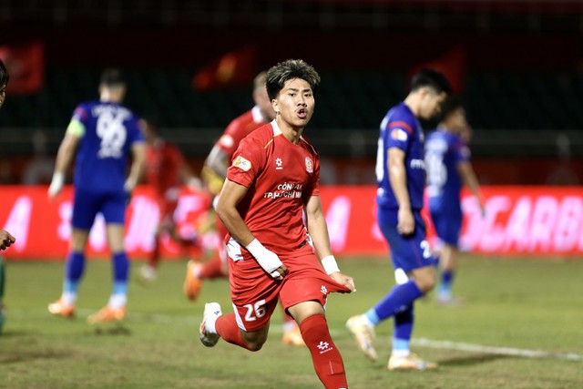 Cầu thủ Việt kiều nhỏ con gây sốt cho CĐV CLB CA TP.HCM và V-League - Ảnh 2. Cầu thủ Việt kiều nhỏ con gây sốt cho CĐV CLB CA TP.HCM và V-League - Ảnh 2.