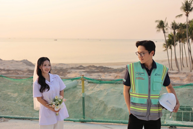 Ảnh cưới ở c&ocirc;ng trường g&acirc;y 'sốt': C&ocirc; g&aacute;i vượt 2.000 km về miền T&acirc;y l&agrave;m d&acirc;u - Ảnh 1.