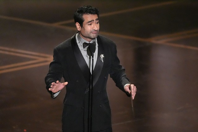 Khoảnh khắc hỗn loạn tại Oscar khi hai đề cử bất ngờ cùng thắng một giải - Ảnh 1.