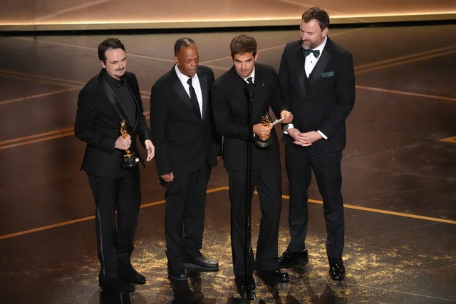 Khoảnh khắc hỗn loạn tại Oscar khi hai đề cử bất ngờ cùng thắng một giải - Ảnh 2.