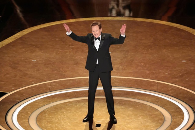 MC Conan O'Brien được trả thù lao bao nhiêu khi 'cầm trịch' Oscar 2026 - Ảnh 2.