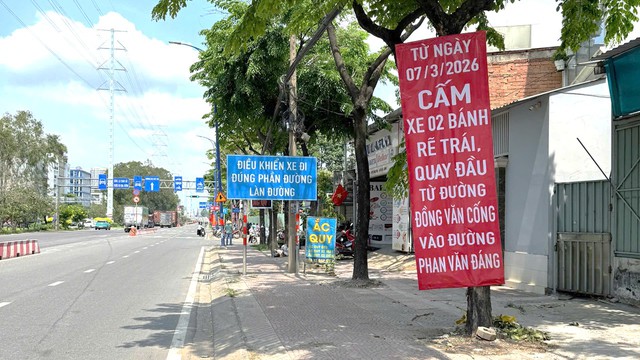 TP.HCM: V&igrave; sao xe m&aacute;y bị cấm rẽ tr&aacute;i, quay đầu tr&ecirc;n đường Đồng Văn Cống? - Ảnh 1.