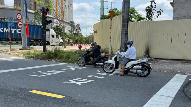TP.HCM: V&igrave; sao xe m&aacute;y bị cấm rẽ tr&aacute;i, quay đầu tr&ecirc;n đường Đồng Văn Cống? - Ảnh 3.