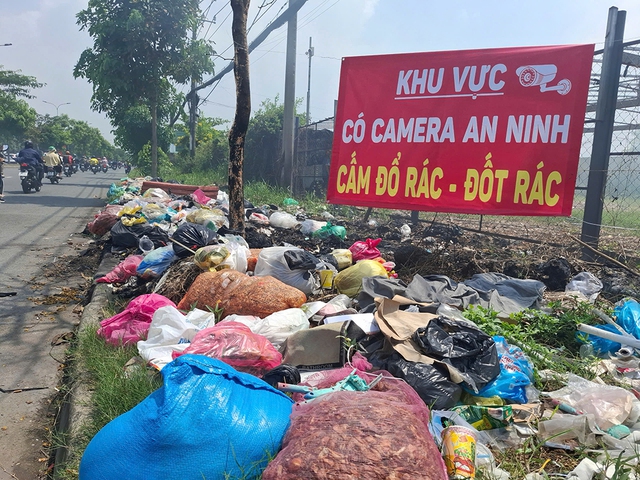 Đổ r&aacute;c nơi biển cấm g&acirc;y &ocirc; nhiễm m&ocirc;i trường ở TP . HCM - Ảnh 1.