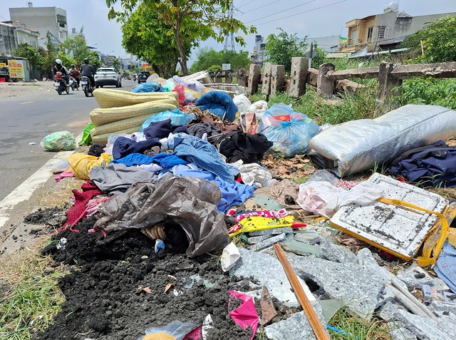 Đổ r&aacute;c nơi biển cấm g&acirc;y &ocirc; nhiễm m&ocirc;i trường ở TP . HCM - Ảnh 2.