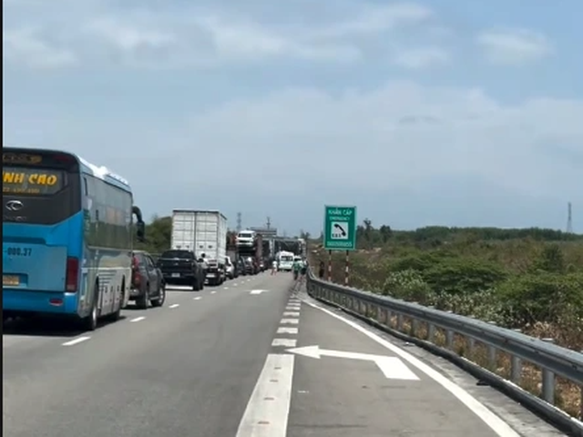 Tai nạn trên cao tốc Cam Lâm - Vĩnh Hảo: Vì sao xe dừng giữa làn? - Ảnh 2. Tai nạn trên cao tốc Cam Lâm - Vĩnh Hảo: Vì sao xe dừng giữa làn? - Ảnh 2.