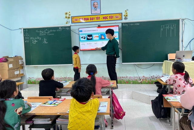 Bộ GD-ĐT: Sẽ giữ quy định bắt buộc hiệu trưởng, hiệu phó tham gia đứng lớp - Ảnh 1.