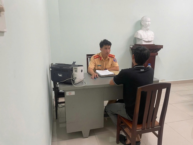 Bịa chuyện 'CSGT TP.HCM cướp xe' trên mạng xã hội, người đàn ông bị xử phạt - Ảnh 1.