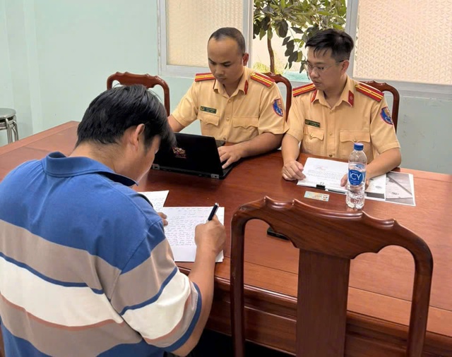 Bịa chuyện 'CSGT TP.HCM cướp xe' trên mạng xã hội, người đàn ông bị xử phạt - Ảnh 2.