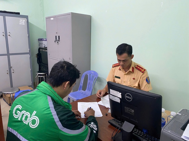 Bịa chuyện 'CSGT TP.HCM cướp xe' trên mạng xã hội, người đàn ông bị xử phạt - Ảnh 3.