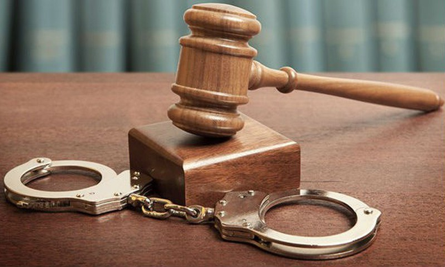 Cựu hiệu trưởng ở H&agrave; Nội bị truy tố v&igrave; lạm thu tiền dạy th&ecirc;m - Ảnh 1.