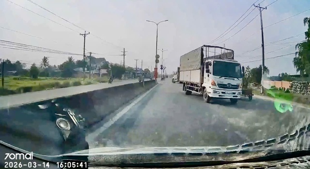 Tài xế ô tô tải đi ngược chiều trên quốc lộ 22 bị phạt 19 triệu đồng - Ảnh 1.