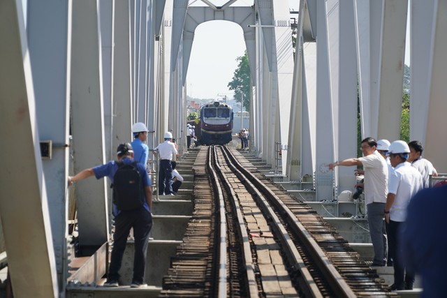 Tăng cường kiểm tra tàu thuyền qua lại khu vực cầu Ghềnh - Ảnh 3.