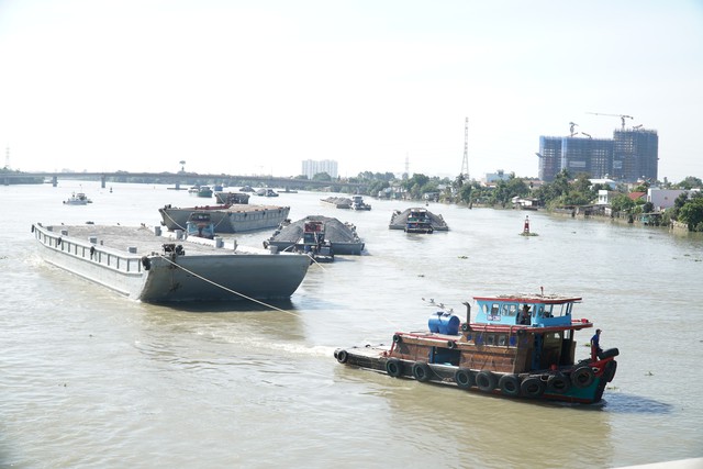 Tăng cường kiểm tra tàu thuyền qua lại khu vực cầu Ghềnh - Ảnh 2.