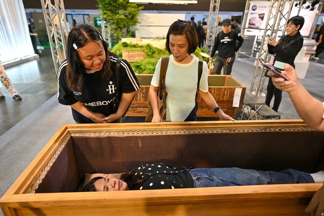 Một lễ hội ở Thái Lan mời khách vào quan tài 'thử chết' - Ảnh 2.