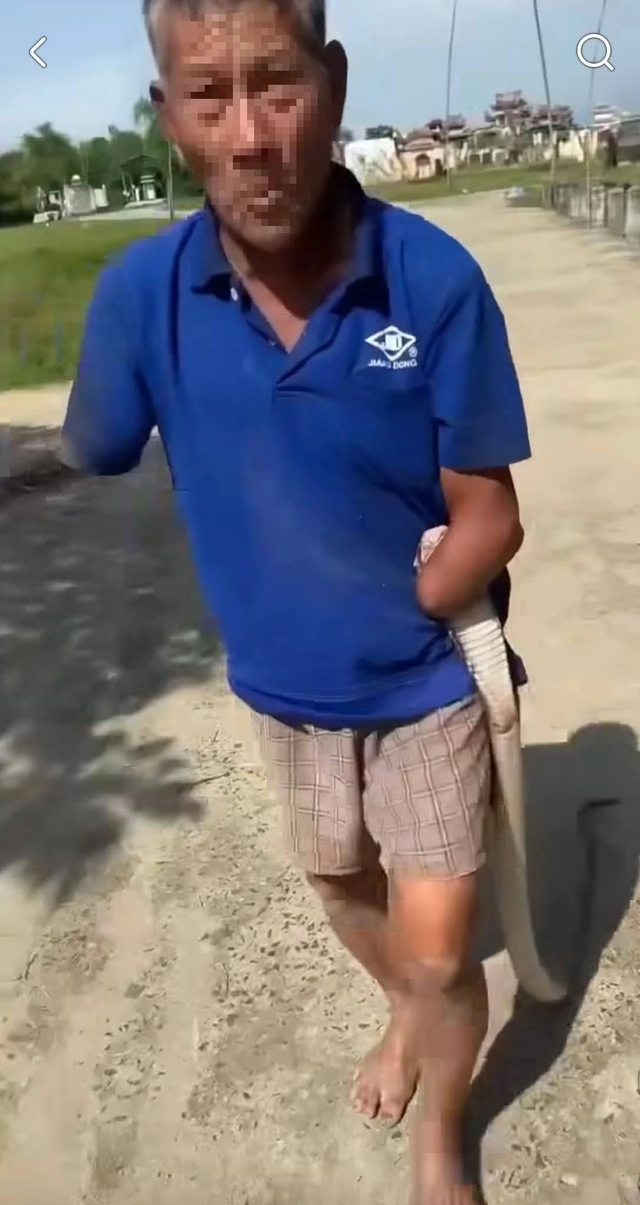 Con trai kể khoảnh khắc cụ &ocirc;ng cụt 2 tay kẹp rắn hổ mang đem về nh&agrave;- Ảnh 3.