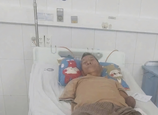 Con trai kể khoảnh khắc cụ &ocirc;ng cụt 2 tay kẹp rắn hổ mang đem về nh&agrave;- Ảnh 1.